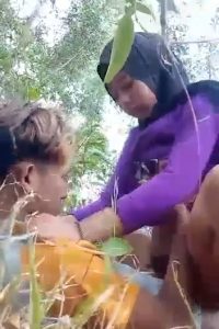 Abg Jilbab Pacaran Ngentot Di Semak-Semak