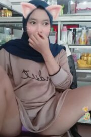 Jilbab Cute Nakal Ngangkang Pamer Selangkangan