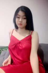 Nella Show Cantik Pake Gaun Merah