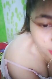 Tante Ndut Remas Payudara Hot Liveshow