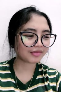 Yola Cantik Kacamata Mandi Pamer Memek