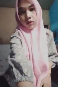 Yani Gadis Jilbab Cantik Colmek Sampe Basah