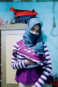 Aksi Nekad Cewe Jilbab Baju Belang Colmek