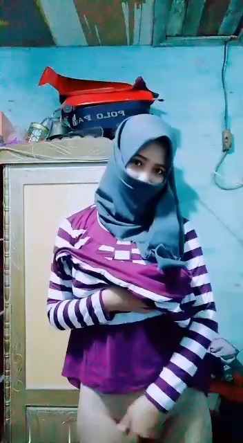 Aksi Nekad Cewe Jilbab Baju Belang Colmek