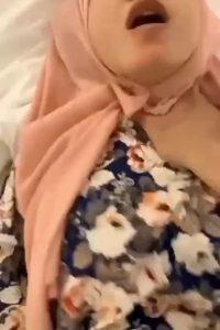 Desahan Pembantu Berjilbab Bikin Enak