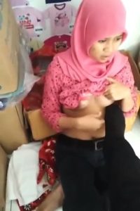 Gadis Hijab Dipaksa Buka TTnya