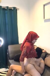 Adegan ML Wanita Hijaber Threesome Di Ruang Tamu