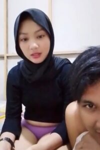 Ajarin Pacar Jilbab Ngocok Sambil Live