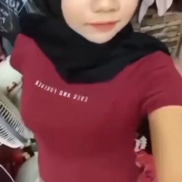 Abg Jilbab Baju Merah Narsis Tidak Pake CD Lanjut Ngewe